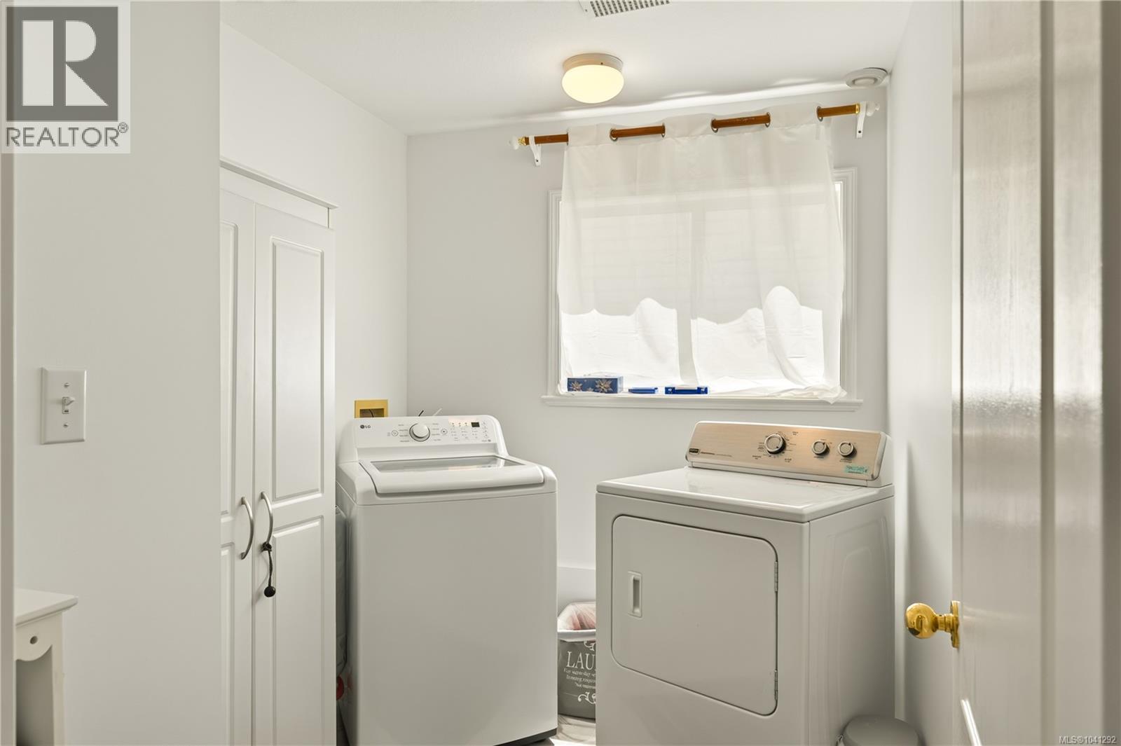 5425 Leslie Cres - Image 38