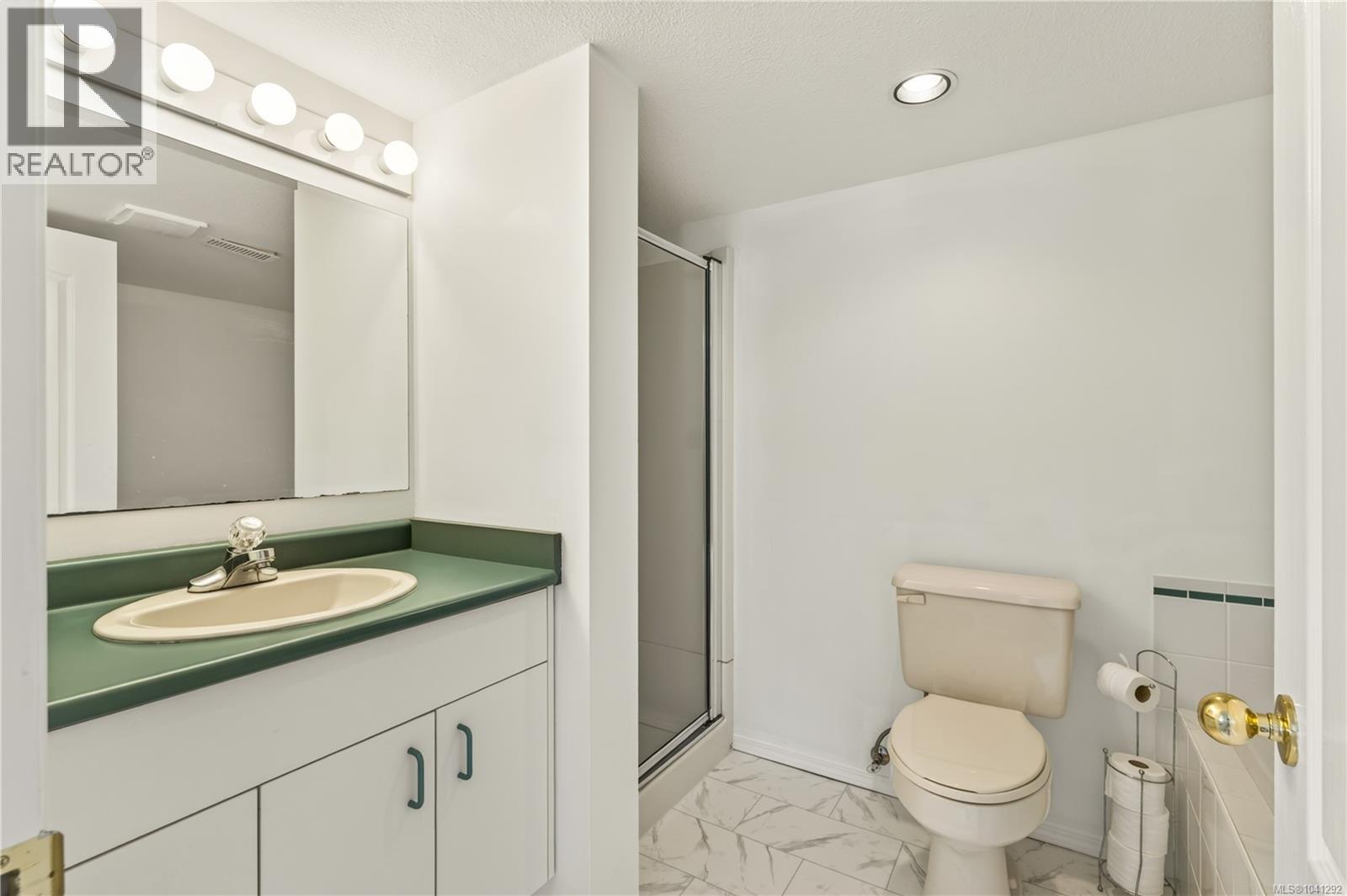 5425 Leslie Cres - 44