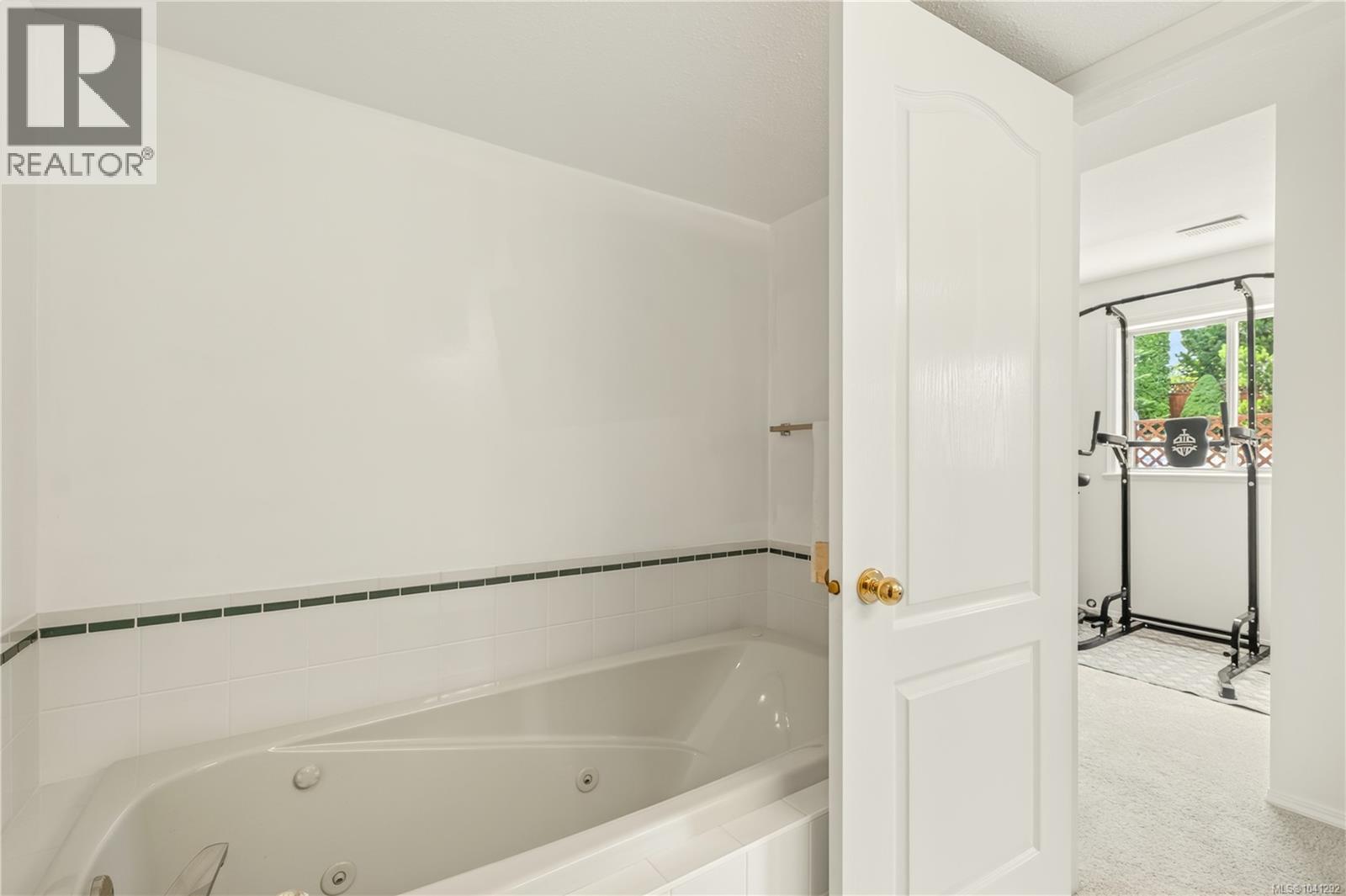5425 Leslie Cres - Image 45