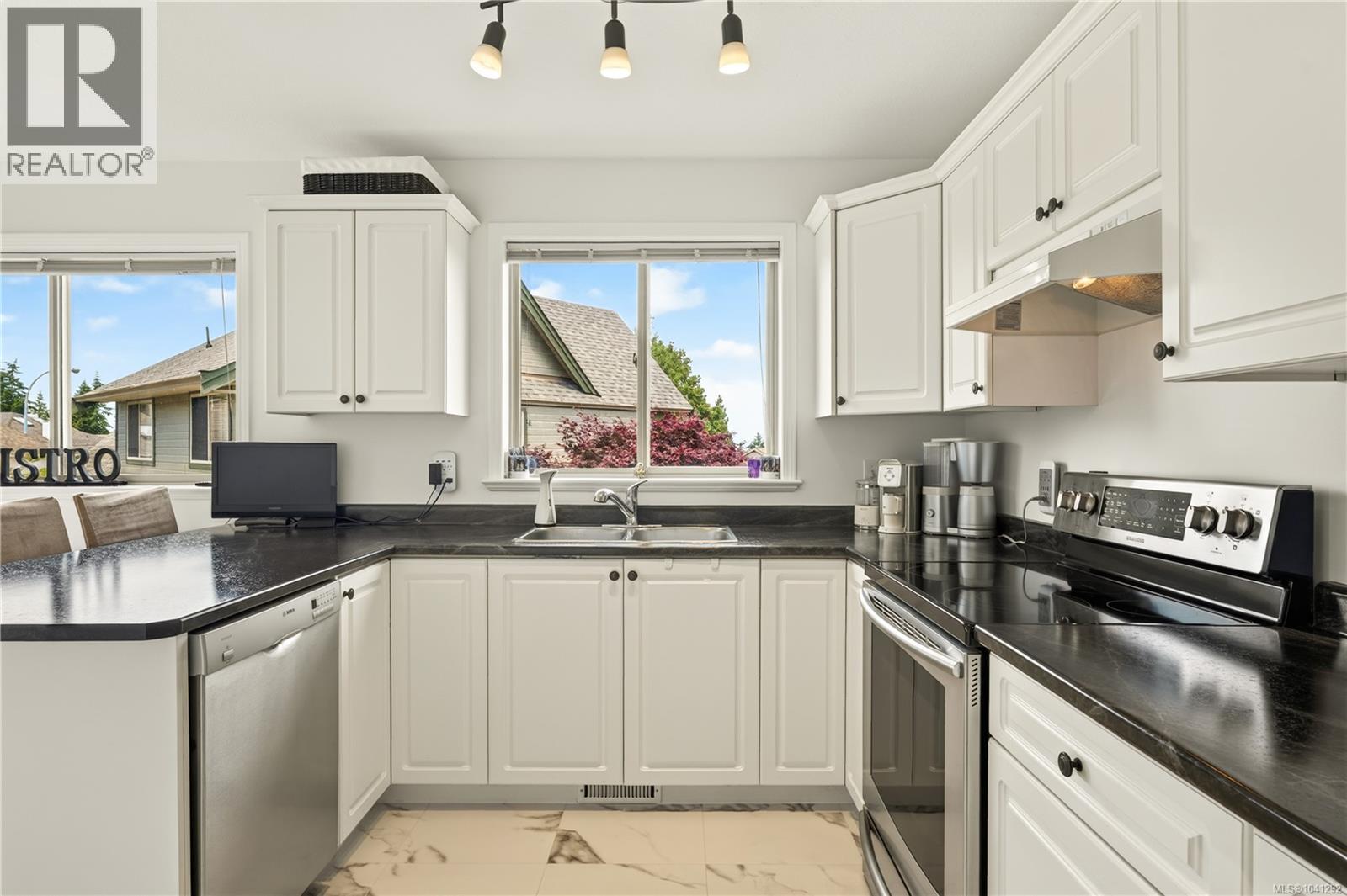 5425 Leslie Cres - Image 5