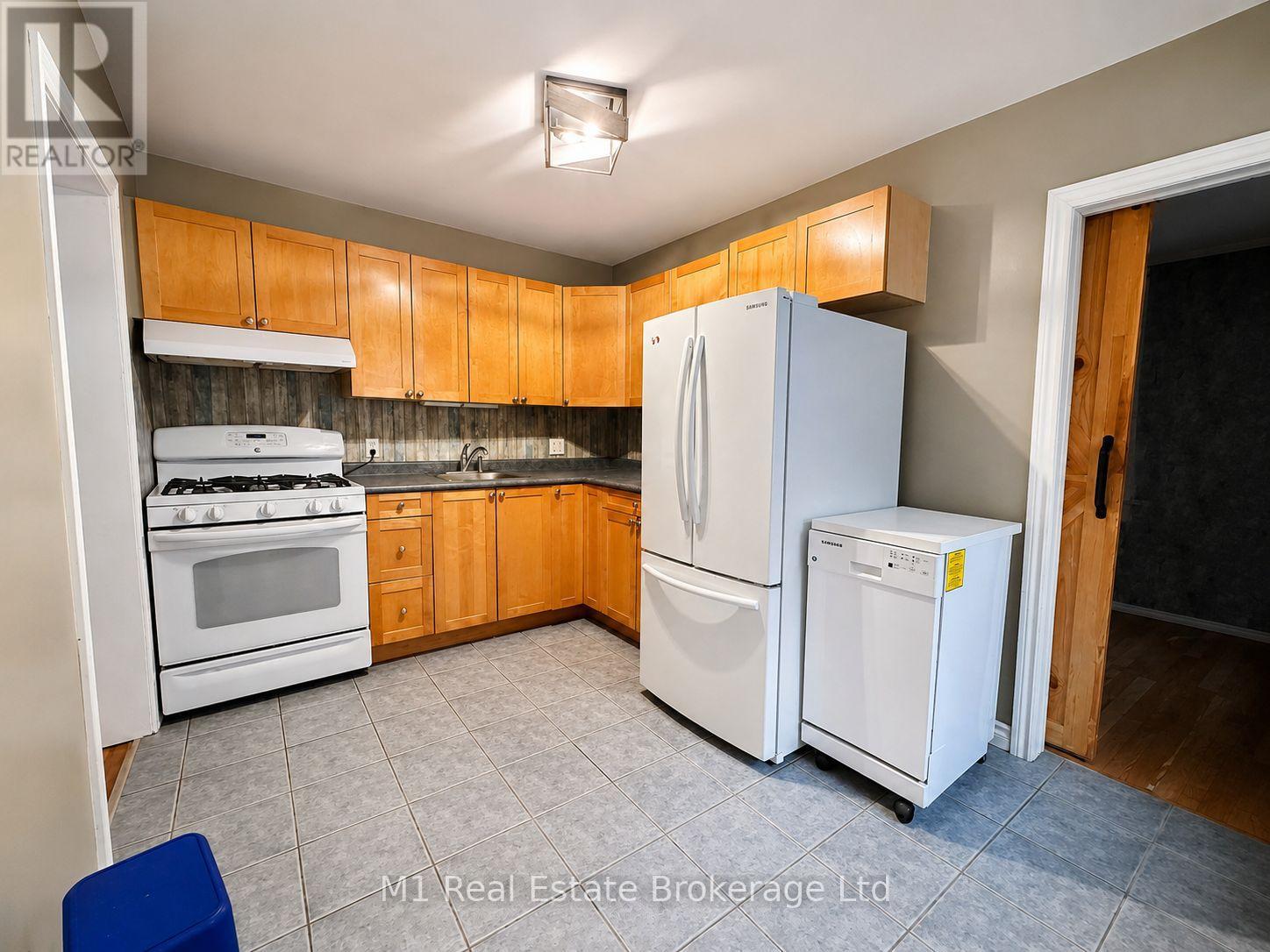 223 ST. GEORGE STREET E - 8
