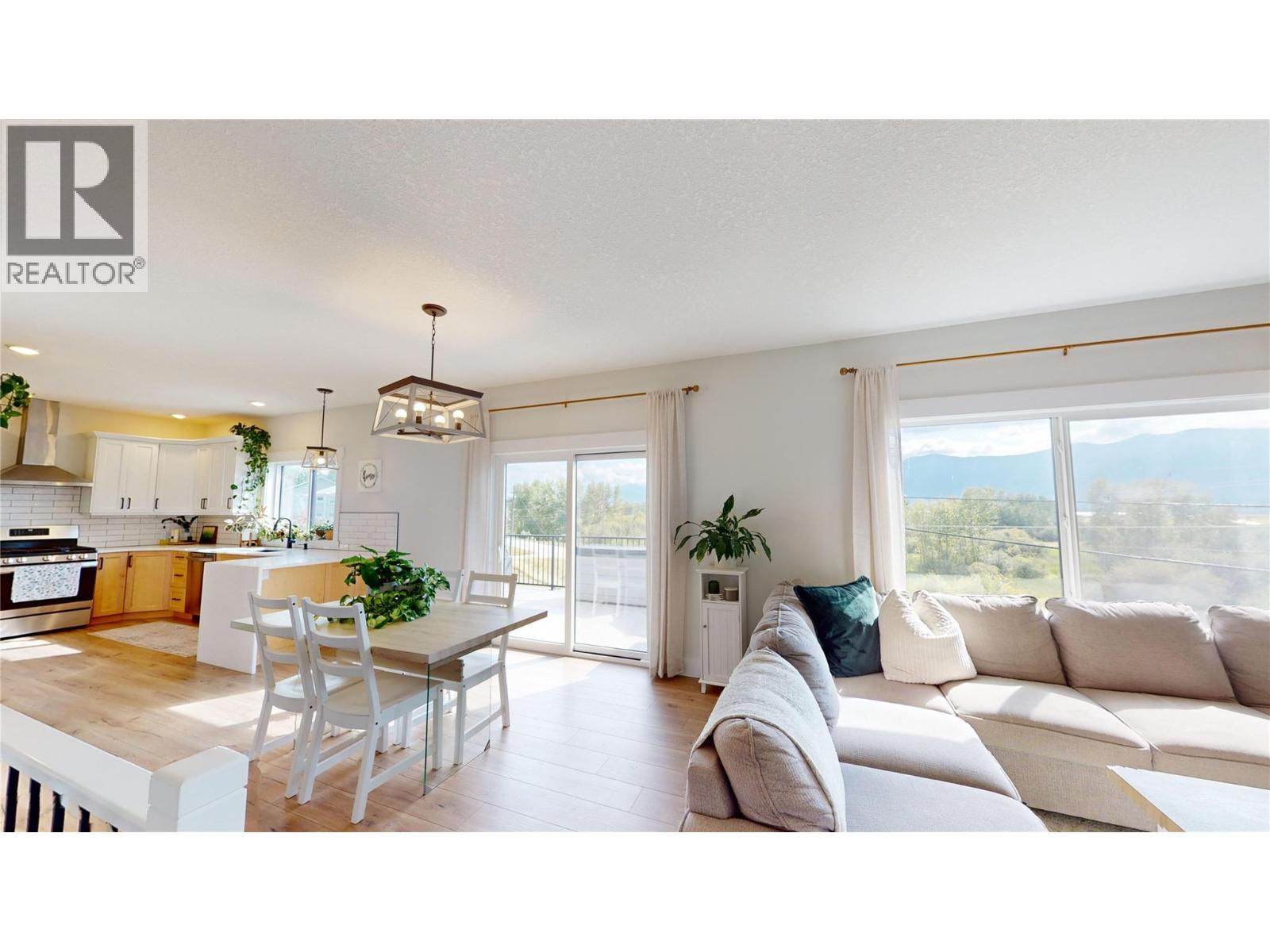 825 Selkirk Drive - 1