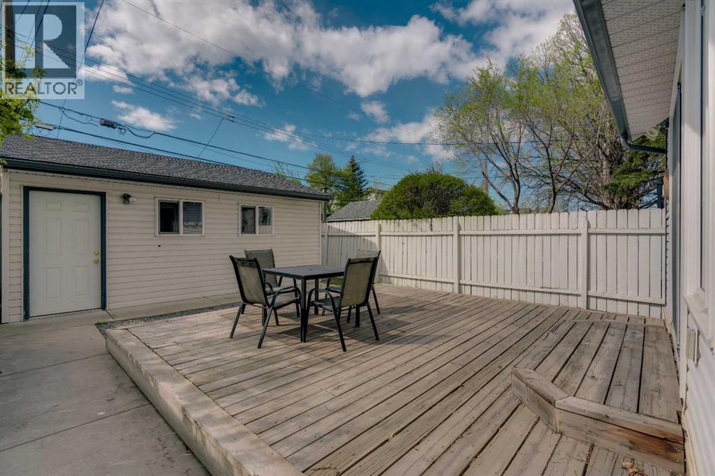 229 22 Avenue NE - 23