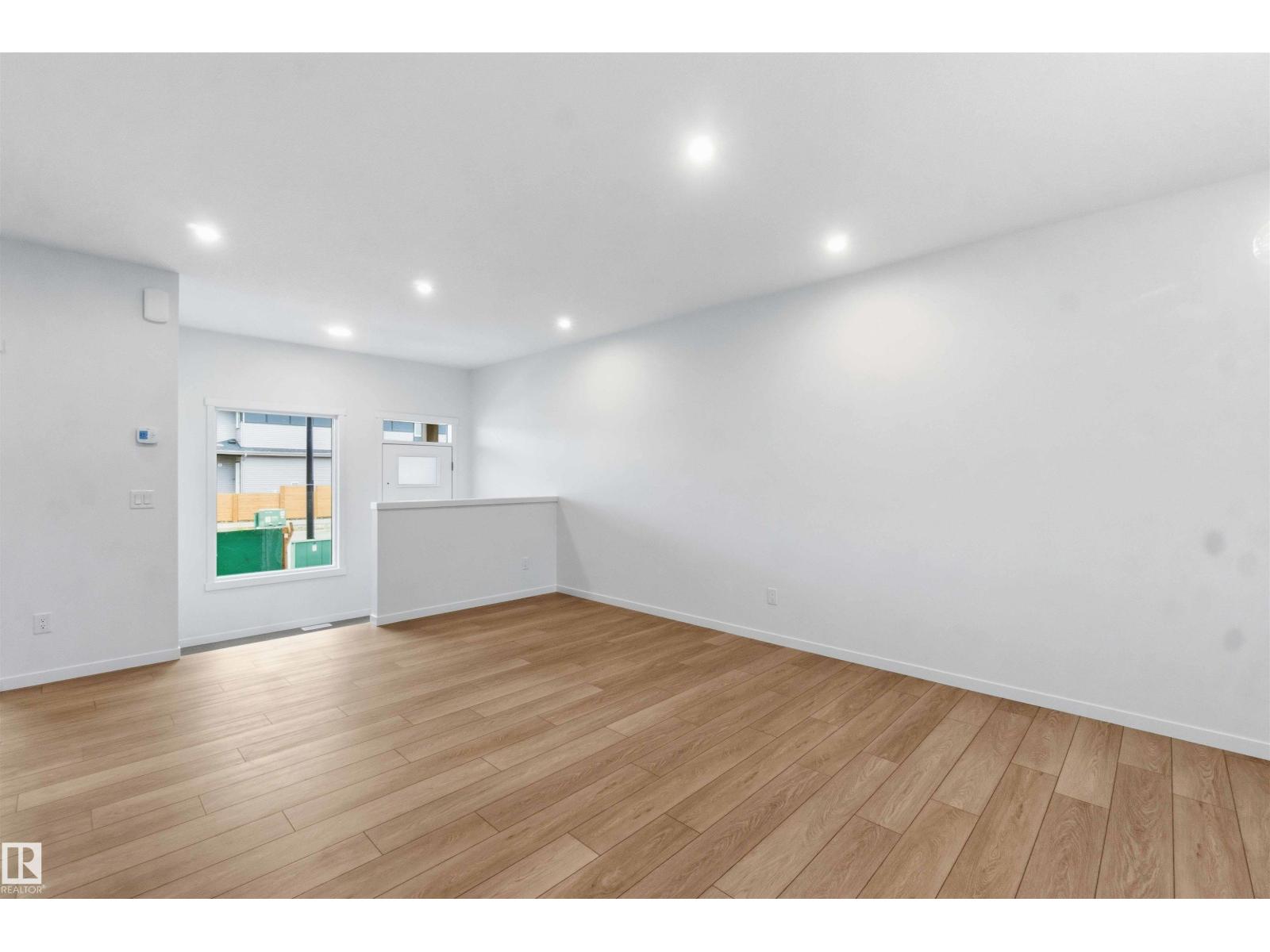 1086 MCLEOD AV - 11