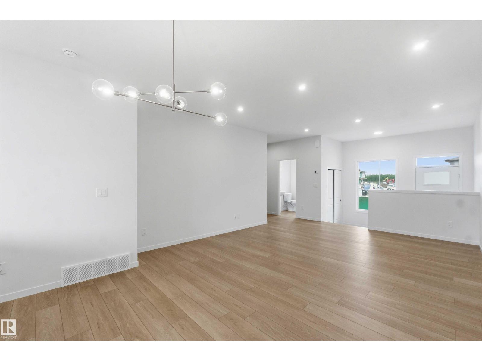 1086 MCLEOD AV - 12