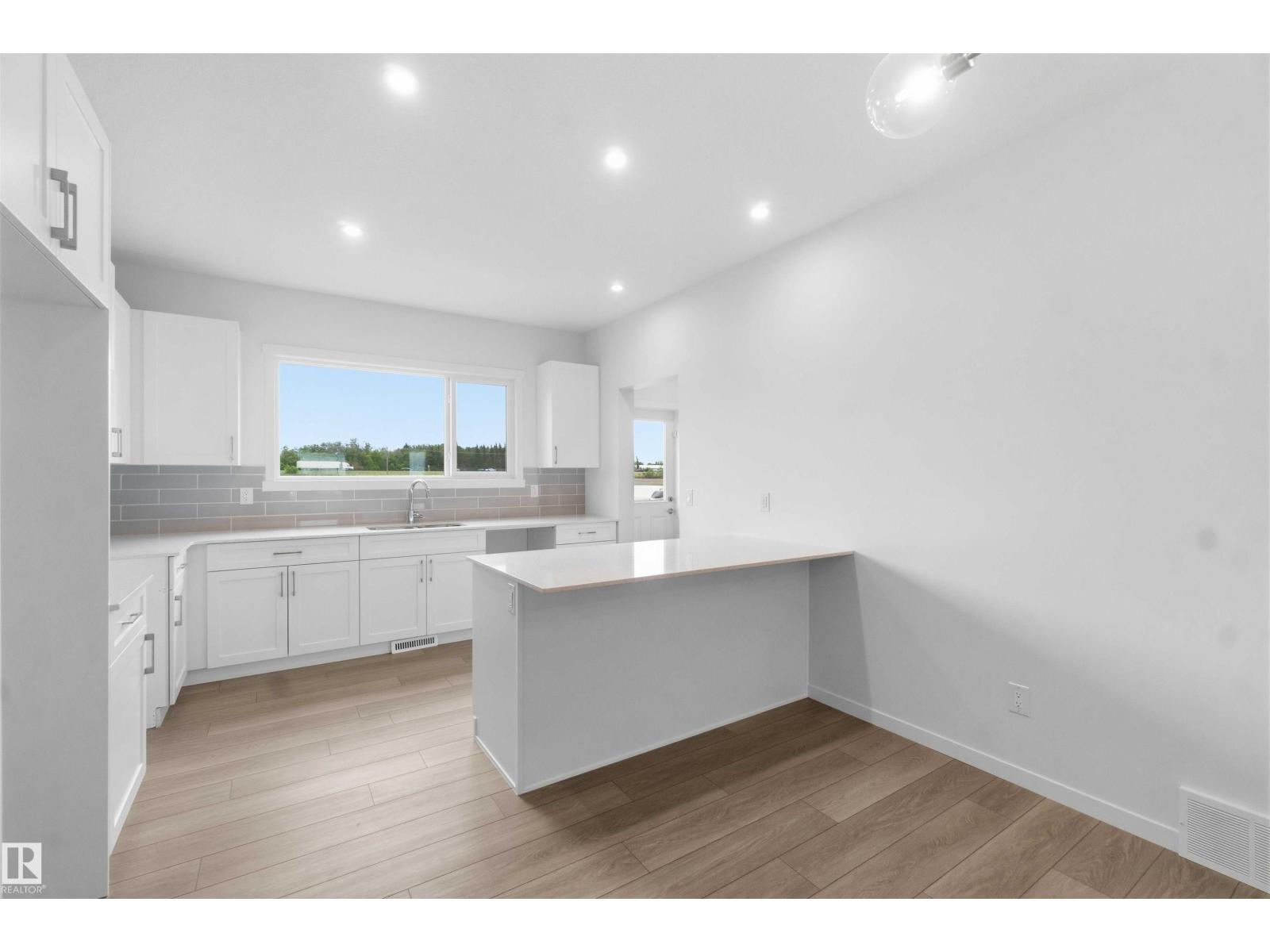 1086 MCLEOD AV - 13