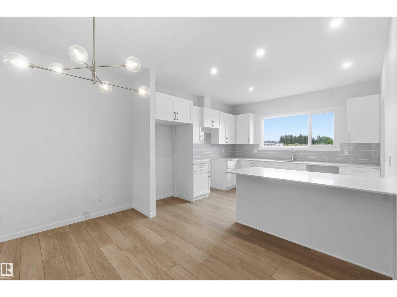 1086 MCLEOD AV - 14