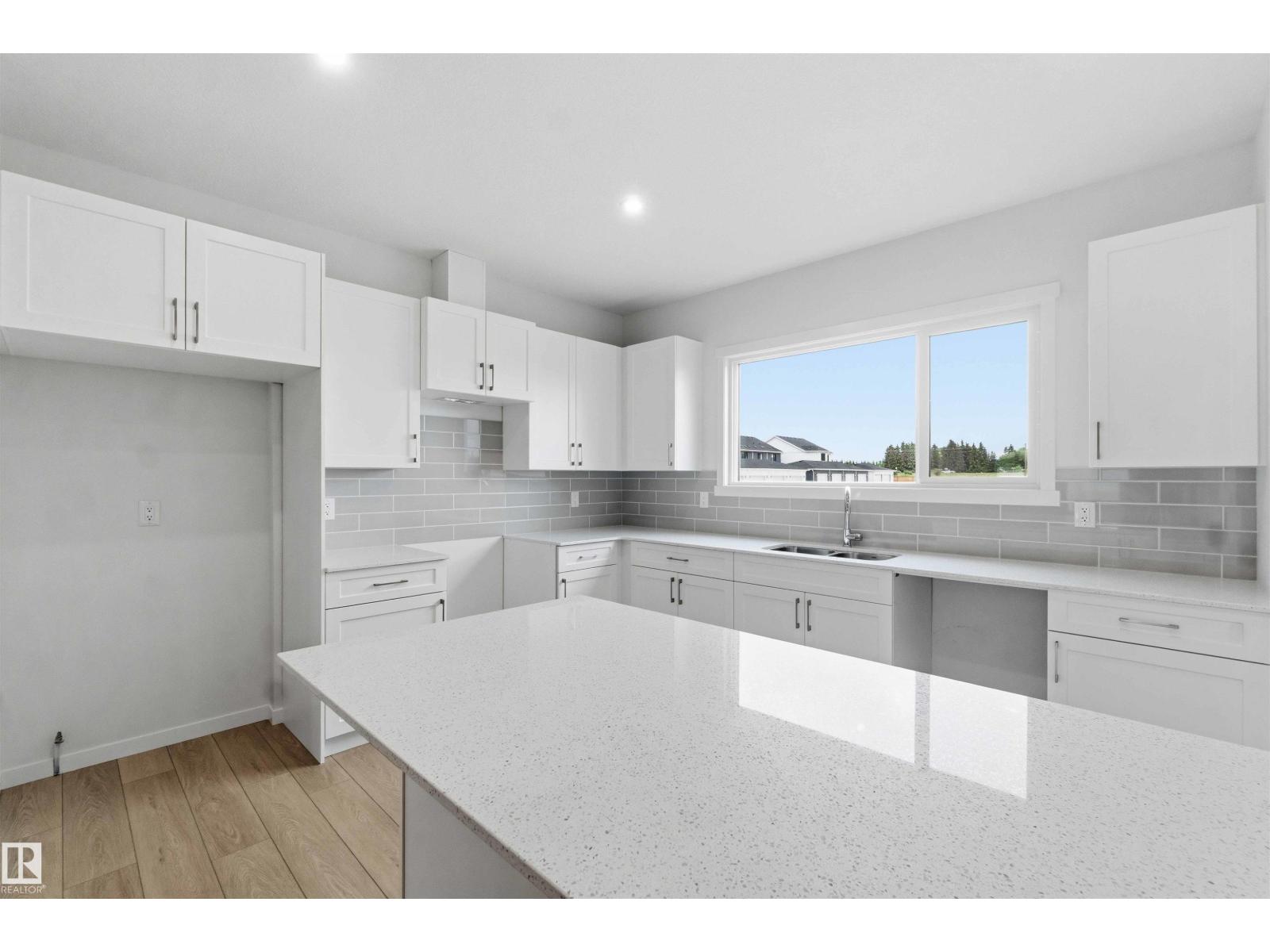 1086 MCLEOD AV - 15