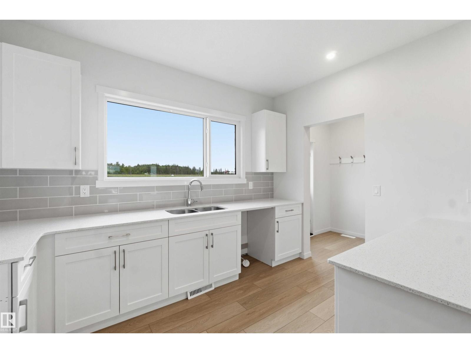 1086 MCLEOD AV - 16