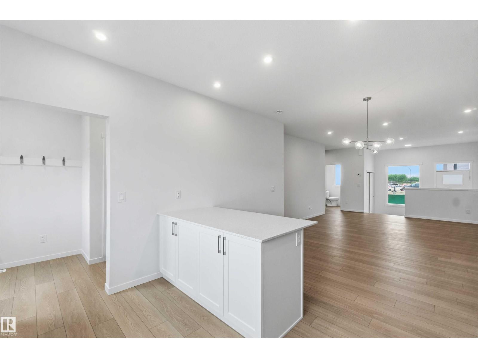 1086 MCLEOD AV - 17