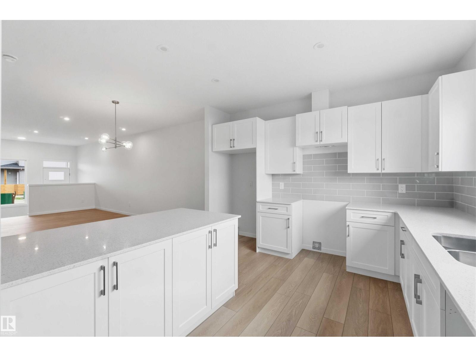 1086 MCLEOD AV - 18