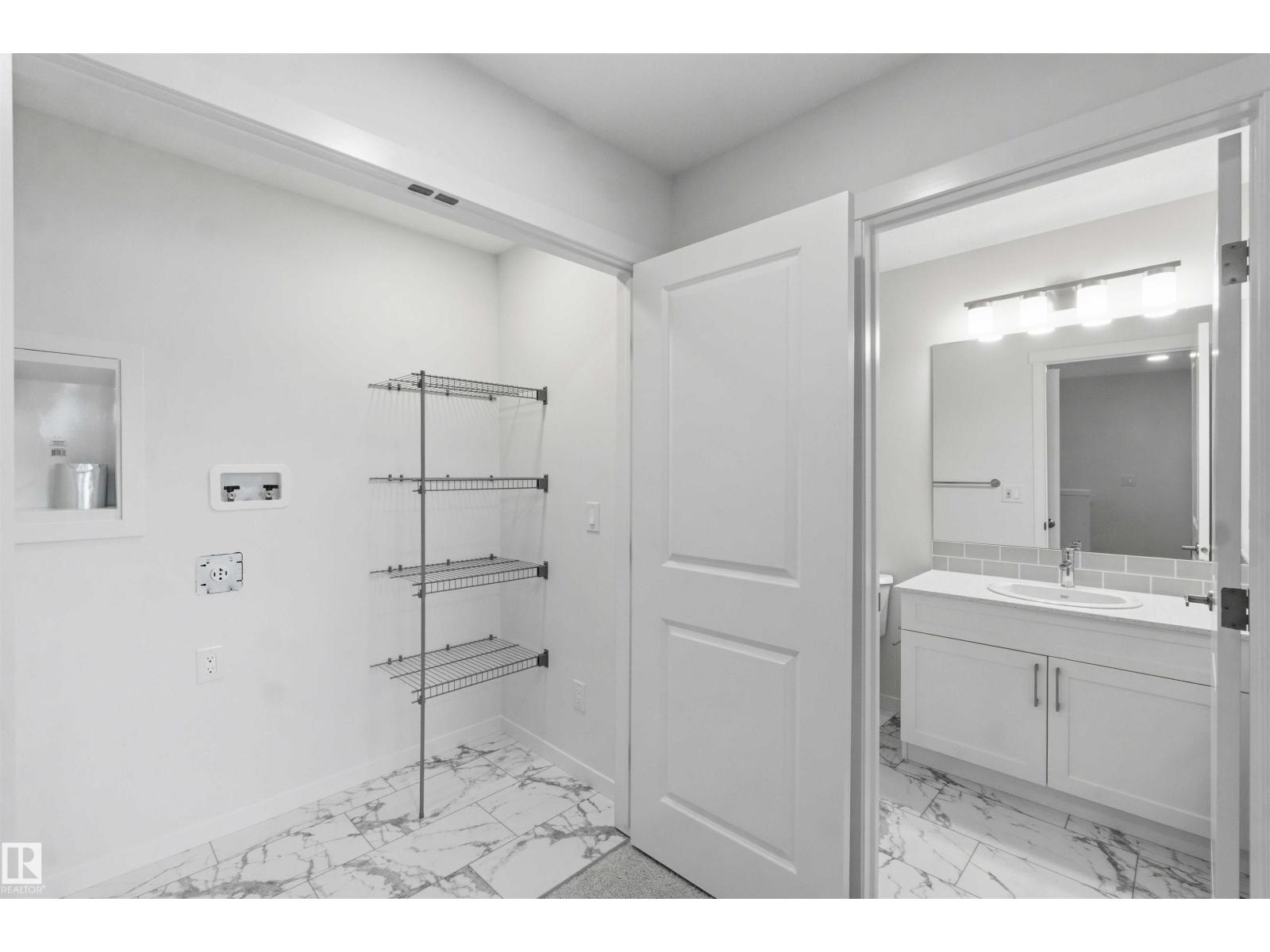 1086 MCLEOD AV - 21