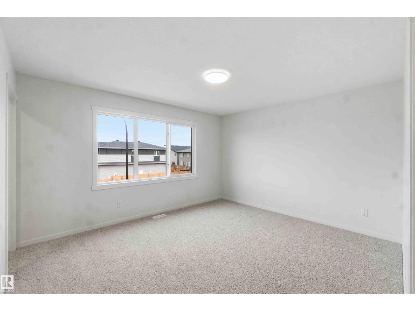 1086 MCLEOD AV - 27