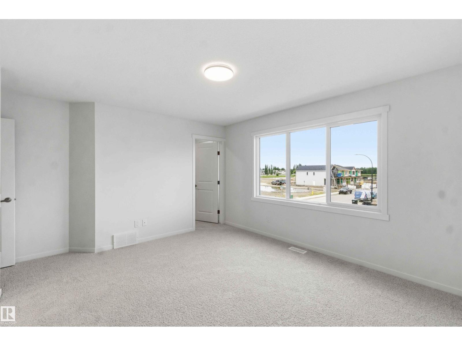 1086 MCLEOD AV - 28