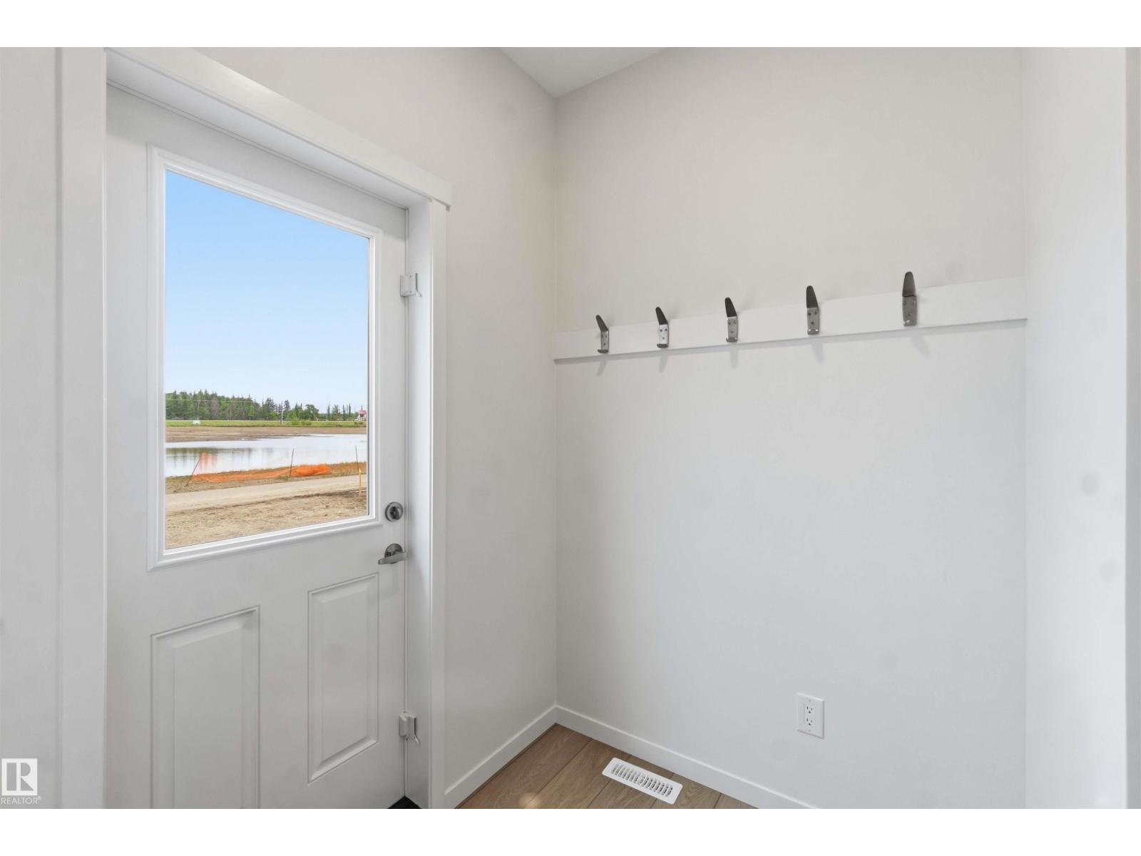 1086 MCLEOD AV - 32