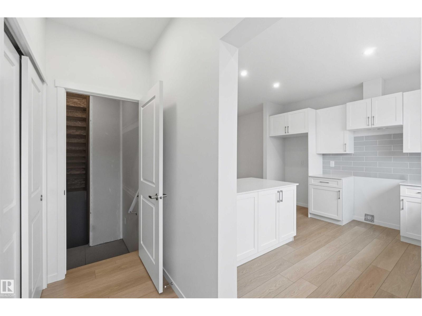 1086 MCLEOD AV - 33