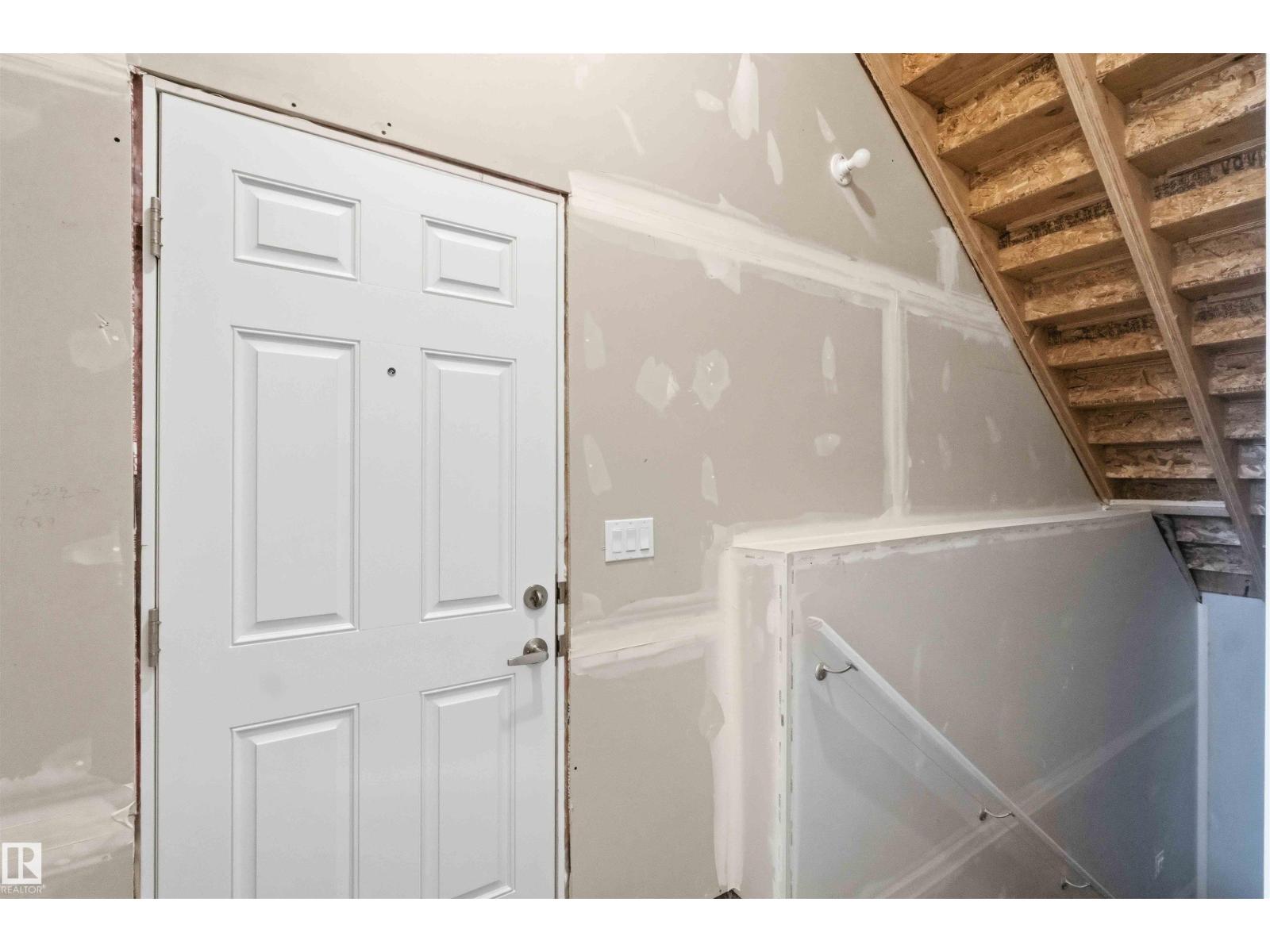 1086 MCLEOD AV - 34