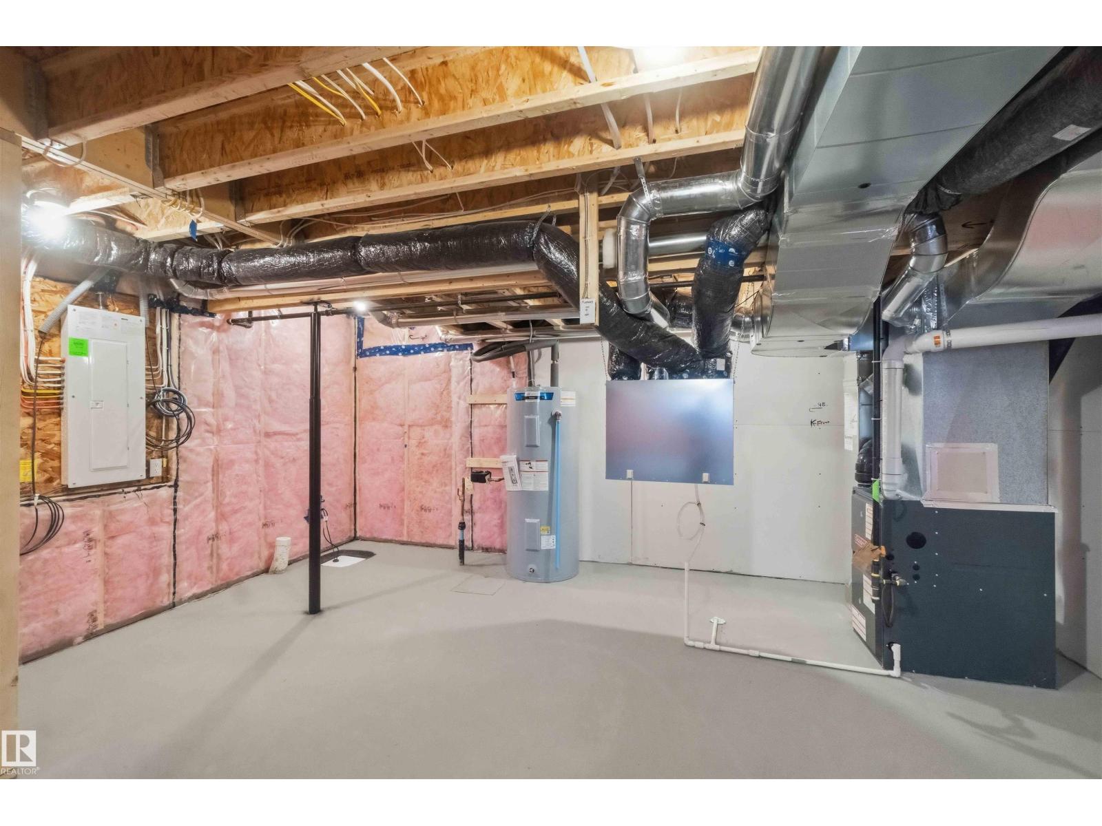 1086 MCLEOD AV - 35