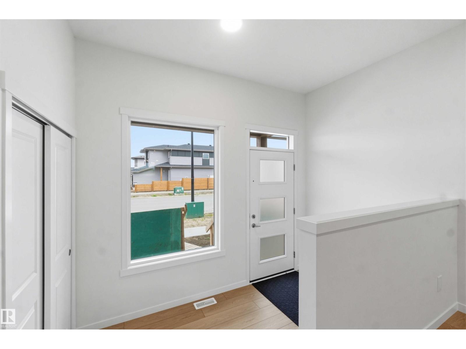 1086 MCLEOD AV - 4