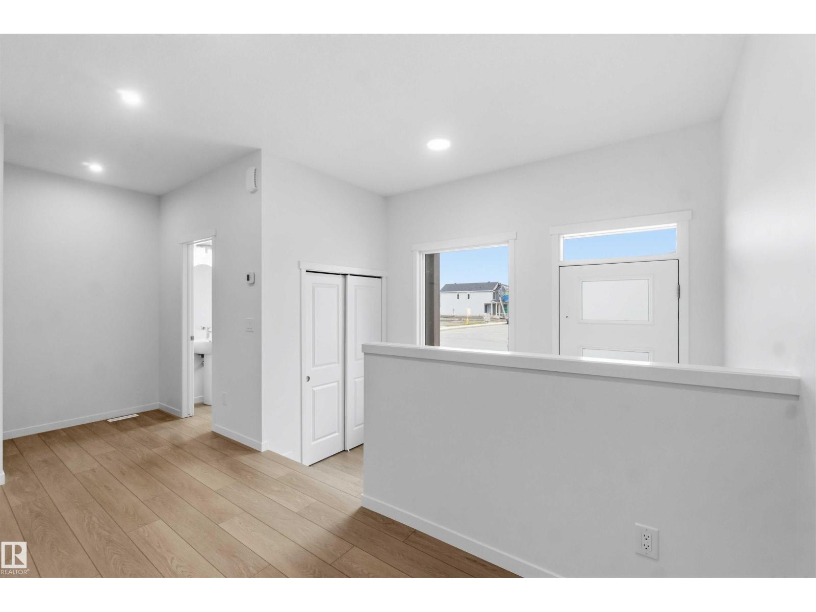 1086 MCLEOD AV - 5