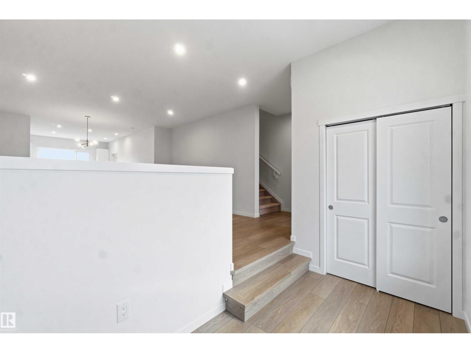 1086 MCLEOD AV - 6