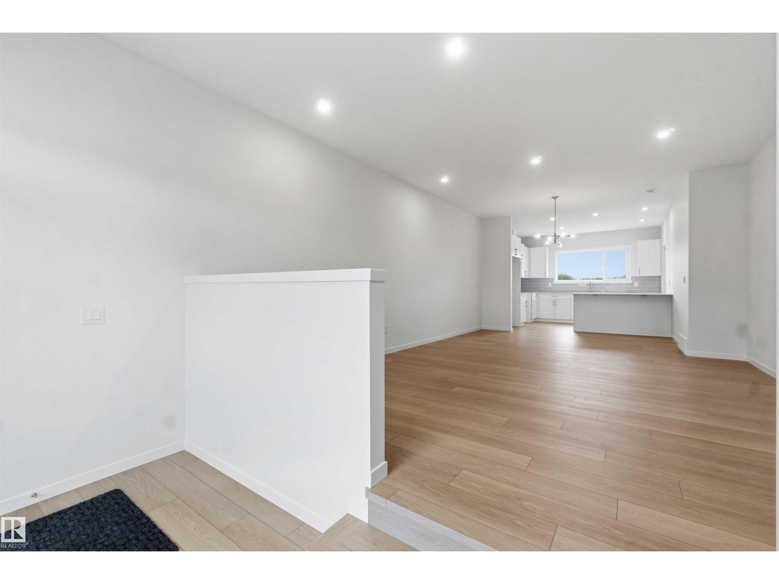 1086 MCLEOD AV - 7