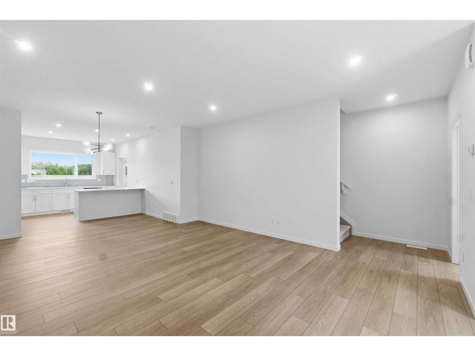 1086 MCLEOD AV - 8