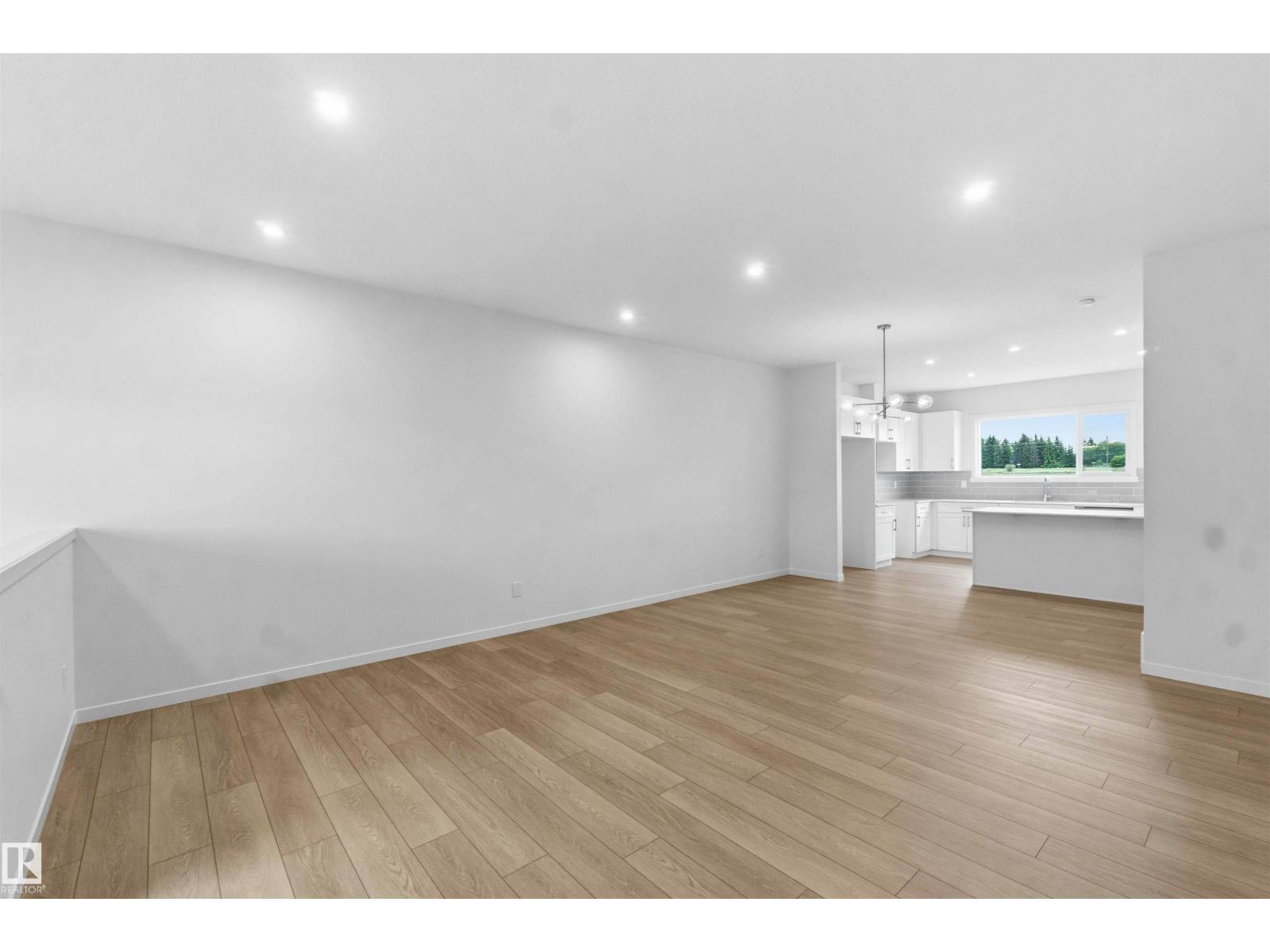 1086 MCLEOD AV - 9