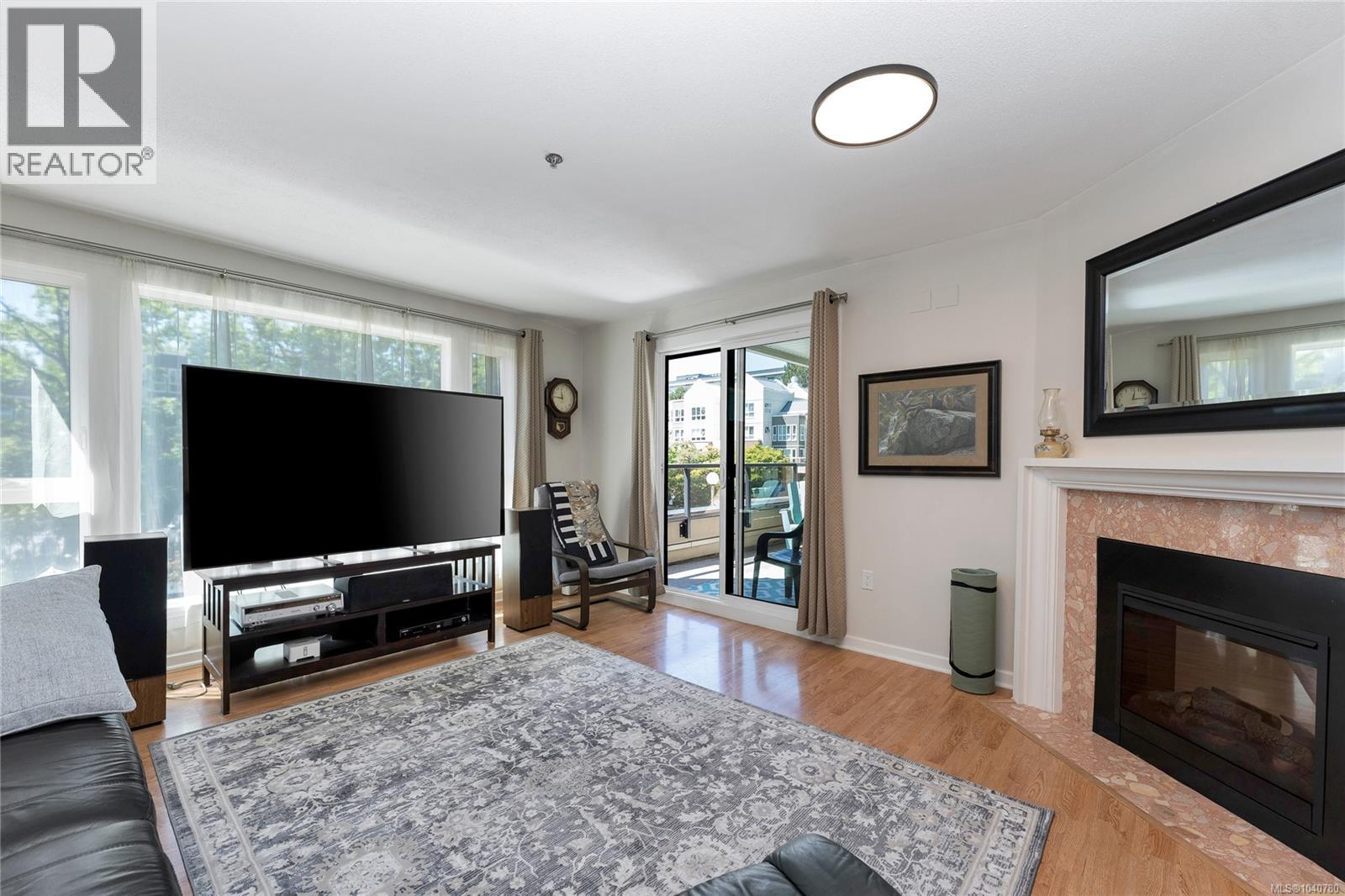#209 3969 Shelbourne St - 6