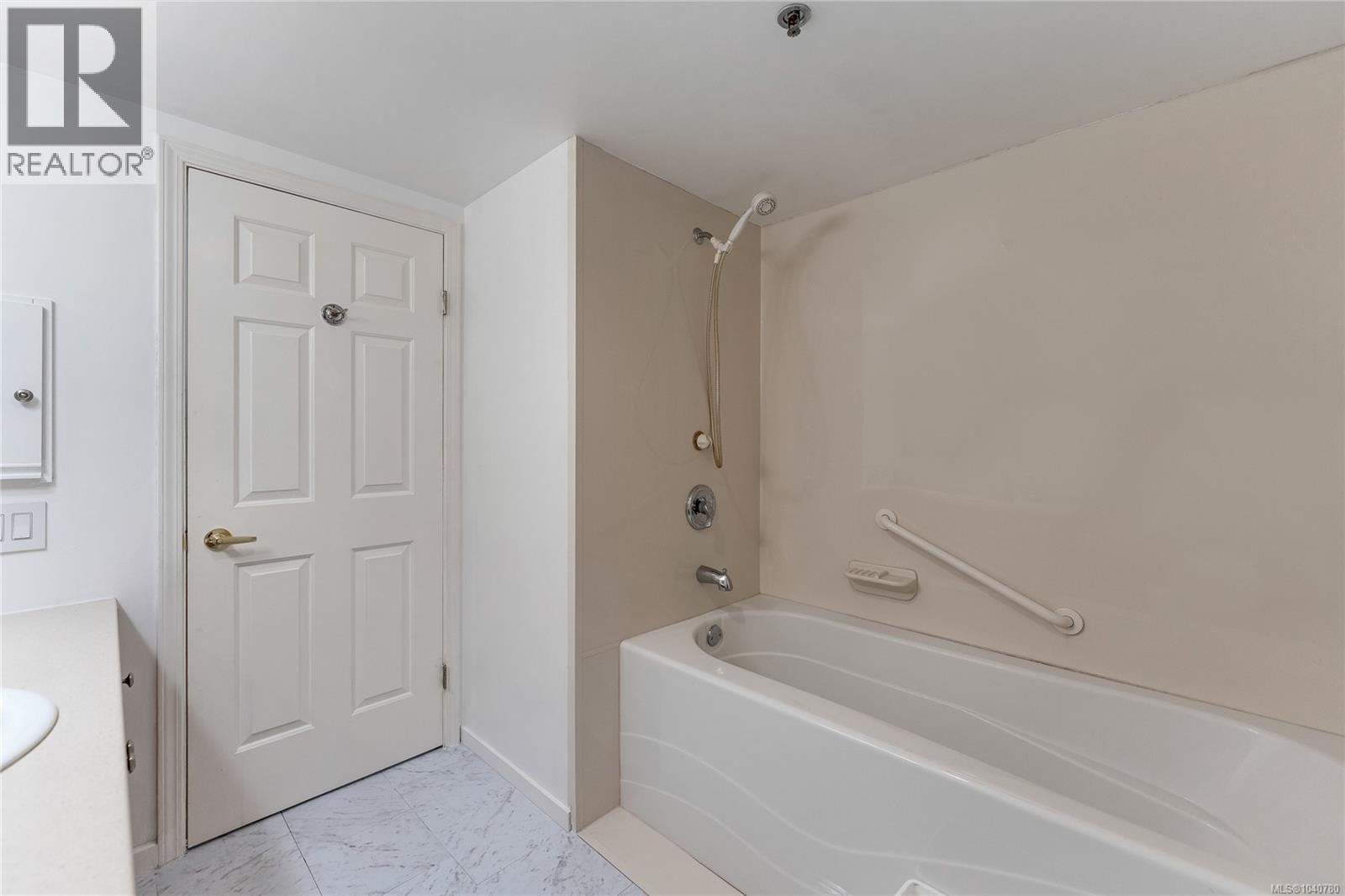 #209 3969 Shelbourne St - 13