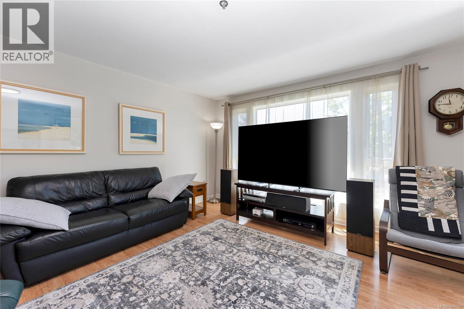 #209 3969 Shelbourne St - 5