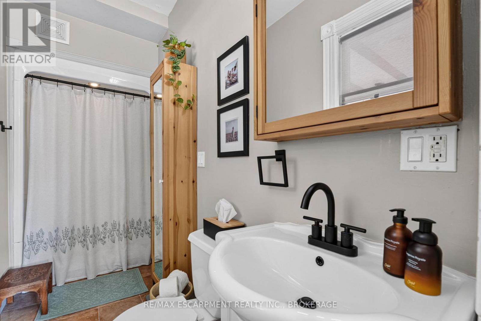 111 MAIN STREET W - 28