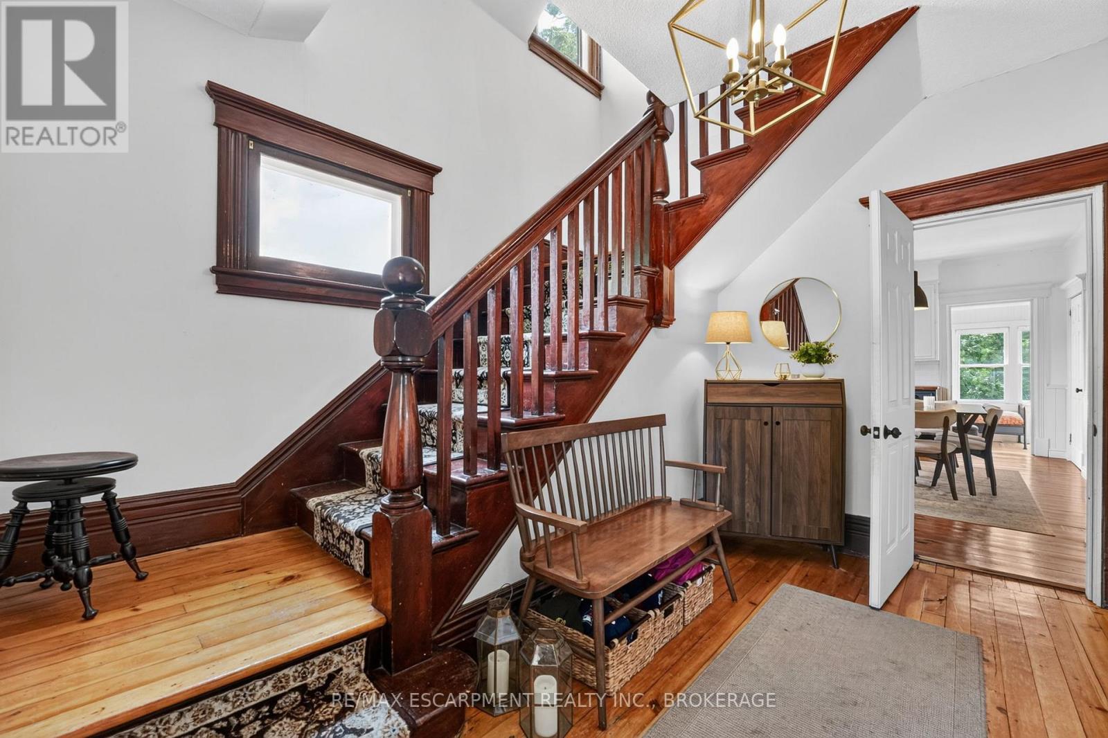 111 MAIN STREET W - 7
