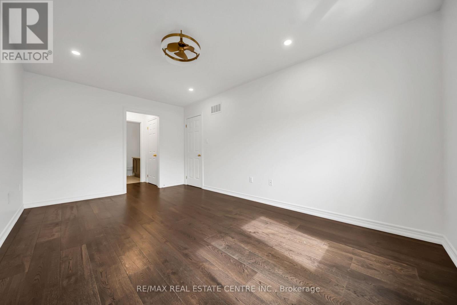 8 MUNCH PLACE - 32