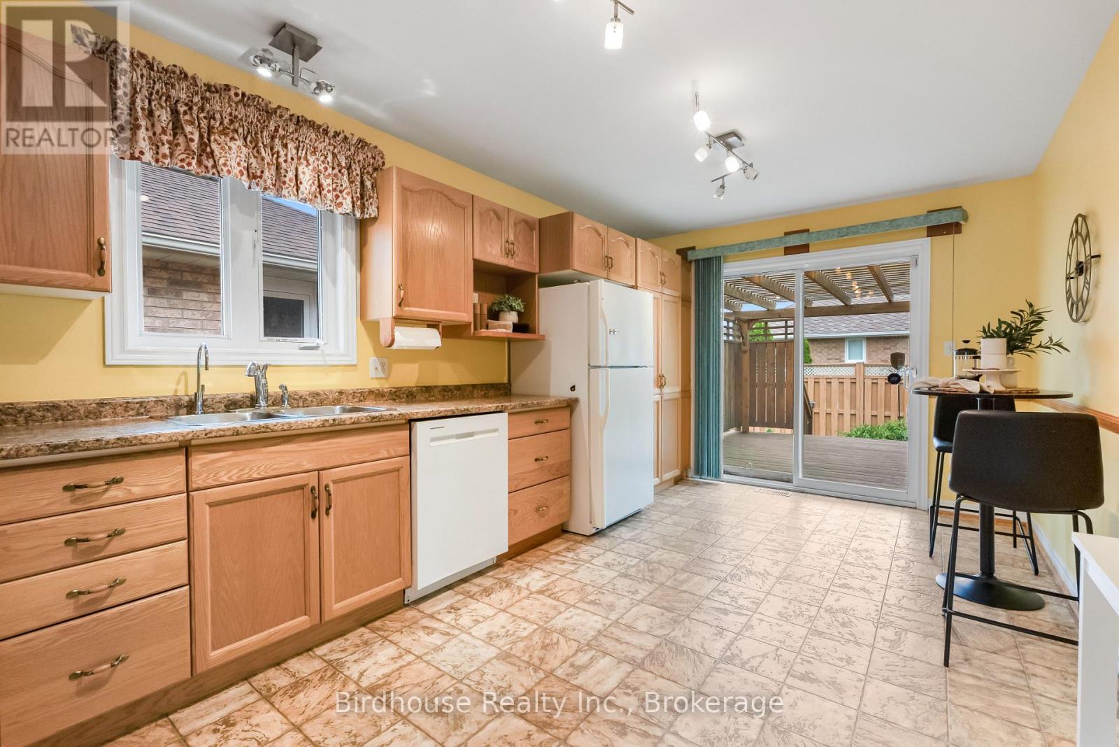 6 EAKINS CRESCENT - 10