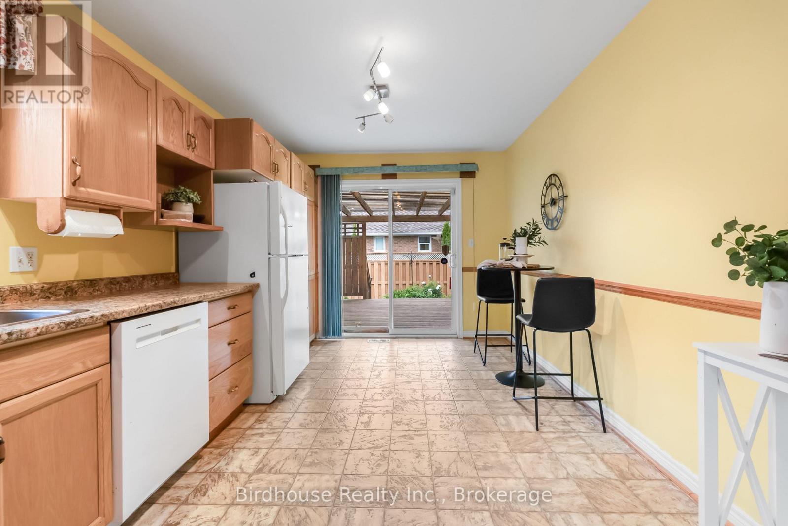 6 EAKINS CRESCENT - 11