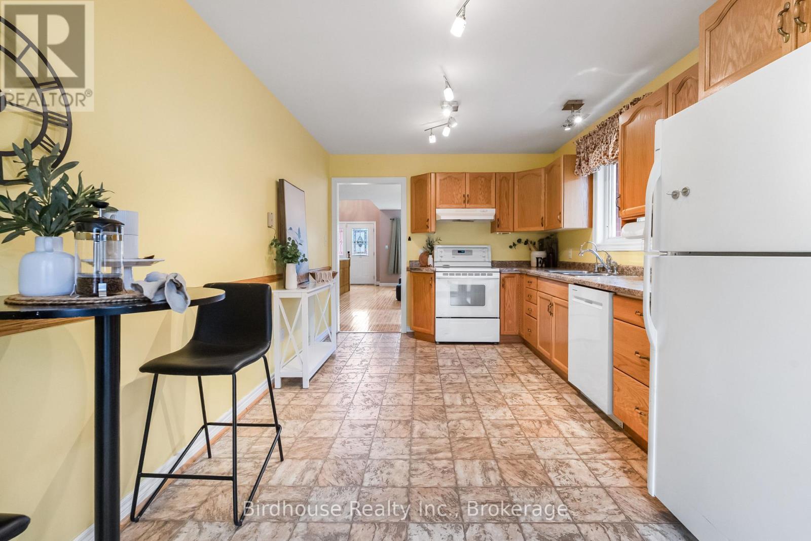 6 EAKINS CRESCENT - 12