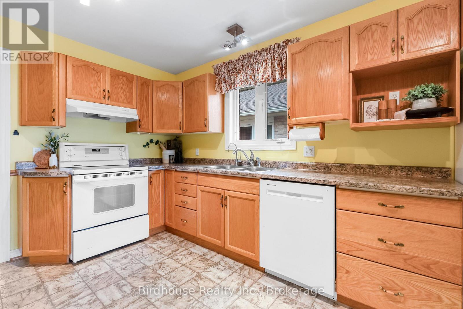 6 EAKINS CRESCENT - 13