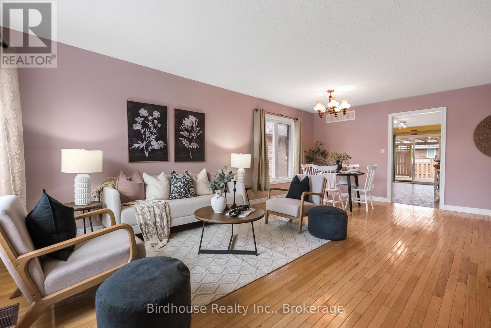6 EAKINS CRESCENT - 4