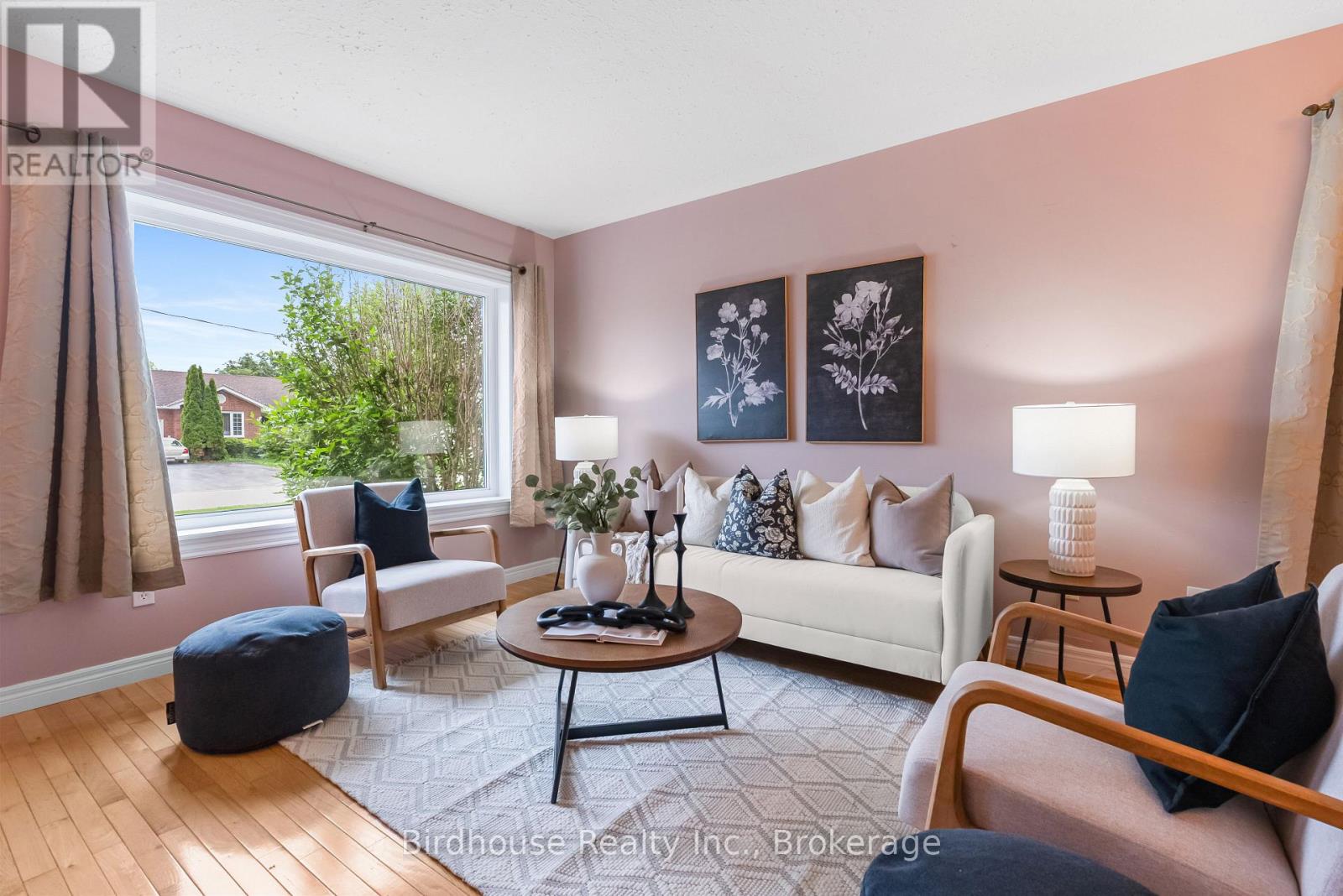 6 EAKINS CRESCENT - 6