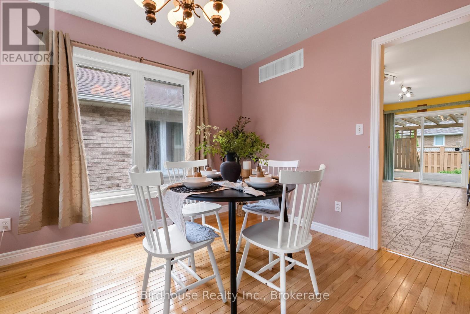 6 EAKINS CRESCENT - 7