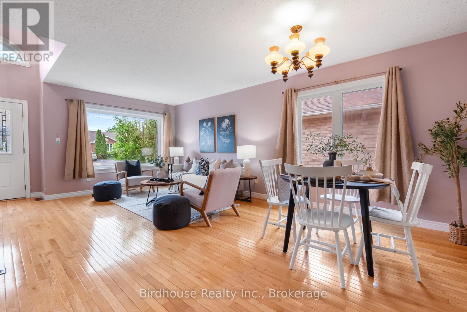 6 EAKINS CRESCENT - 8