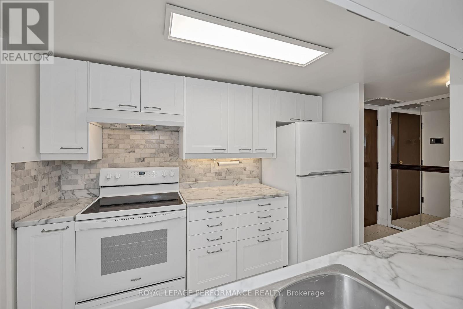 #408 2019 CARLING AVENUE N - 15