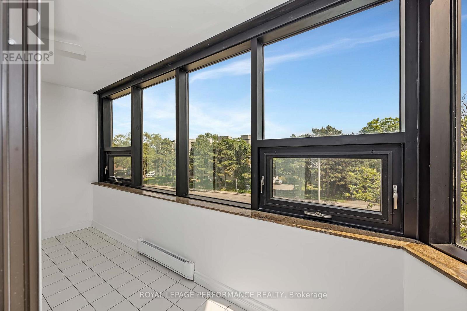 #408 2019 CARLING AVENUE N - 32