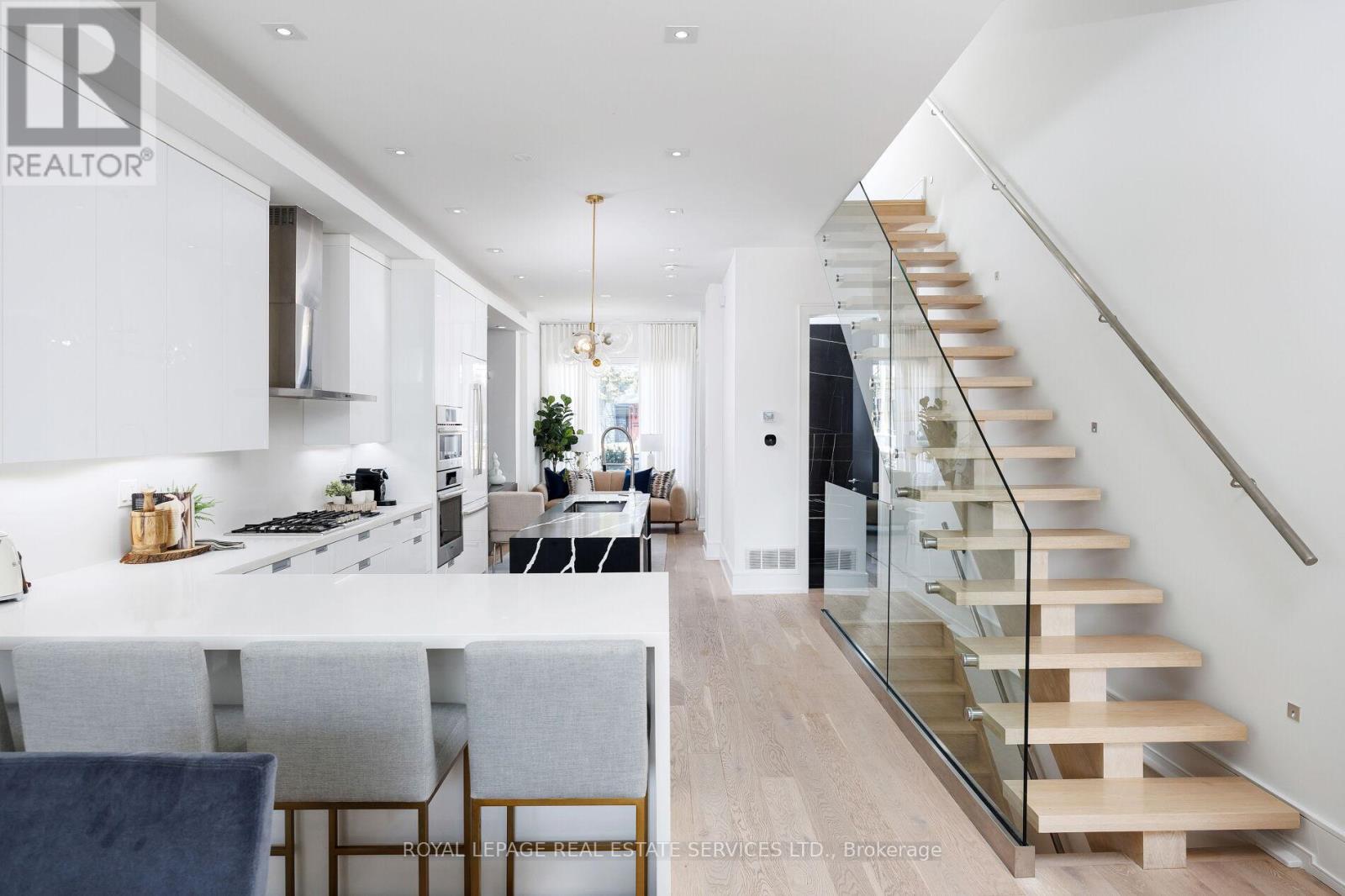 121 MARKHAM STREET - 11