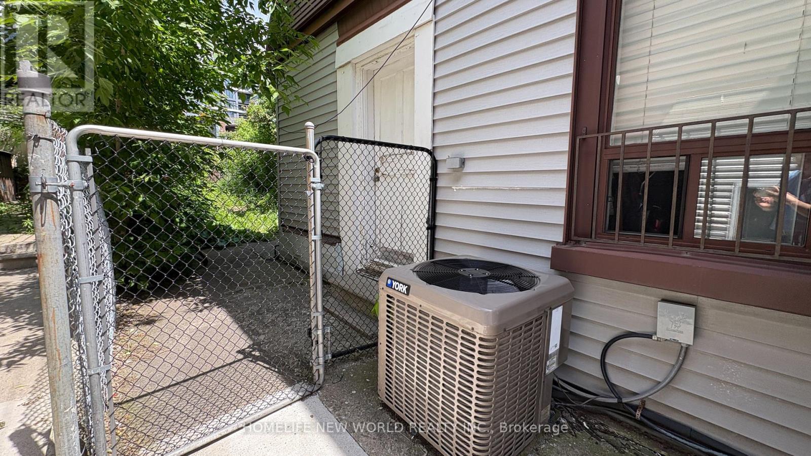 8 BURNFIELD AVENUE - 34