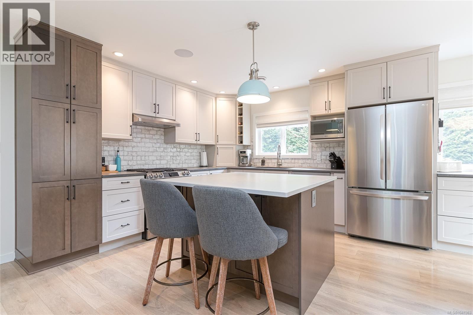  5143 Santa Clara Avenue, Saanich