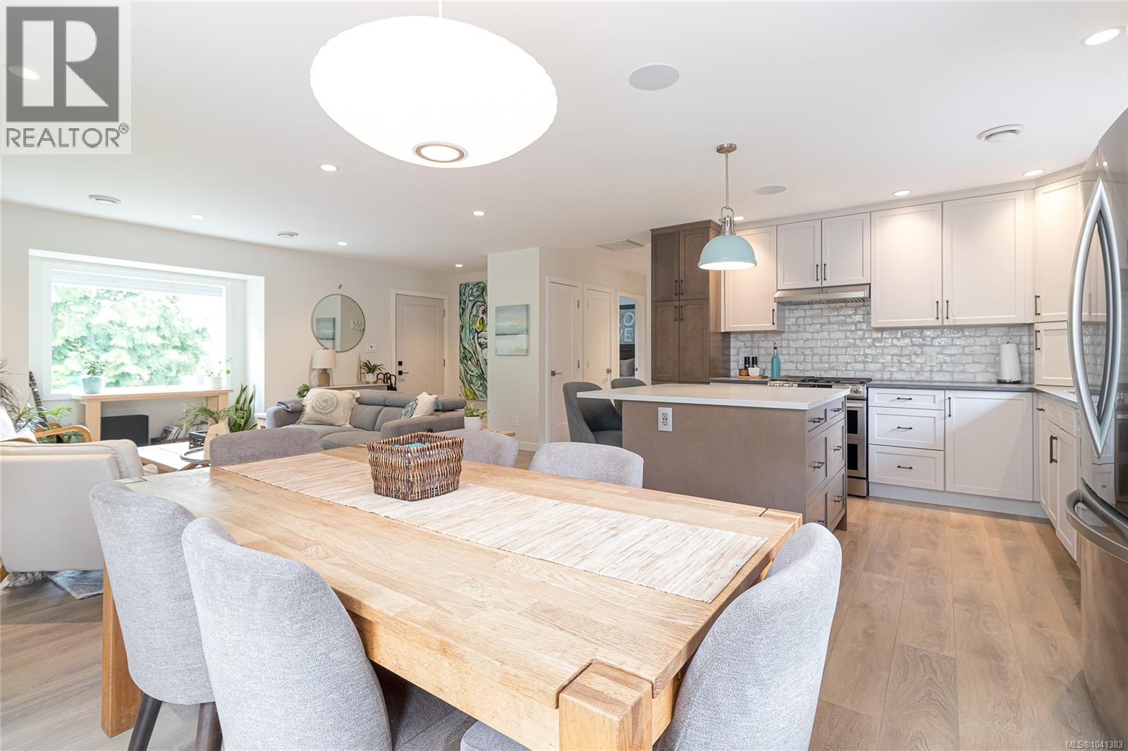  5143 Santa Clara Avenue, Saanich