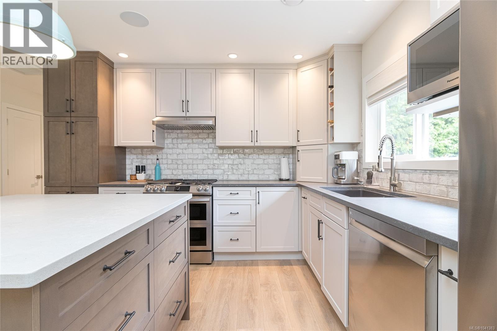  5143 Santa Clara Avenue, Saanich