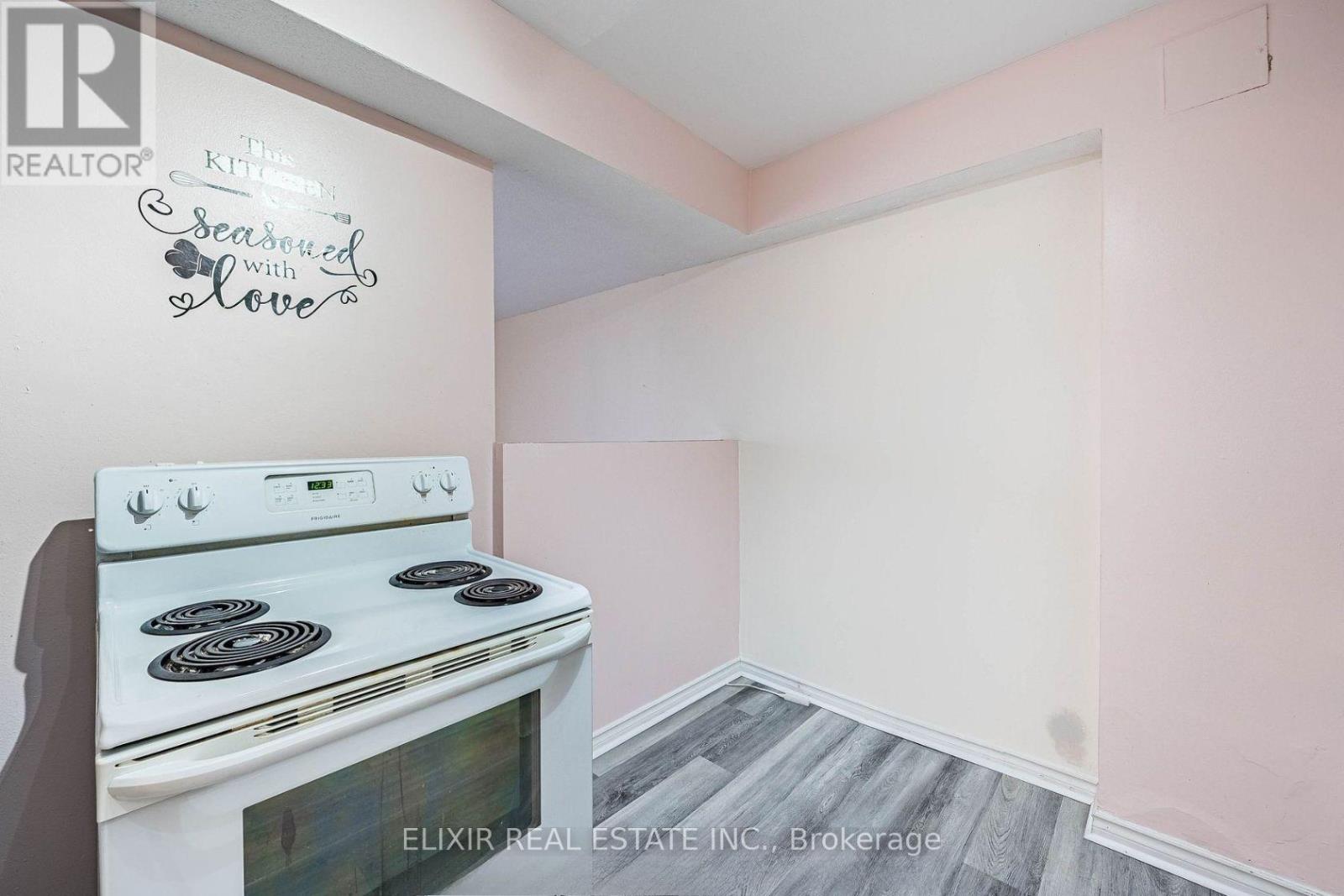 #605 15 ELIZABETH STREET N - 18